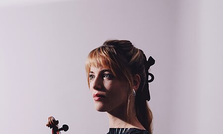 Violaine Despeyroux Die Musikerin Violaine Despeyroux mit ihrer Bratsche.