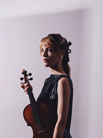 Die Musikerin Violaine Despeyroux mit ihrer Bratsche.