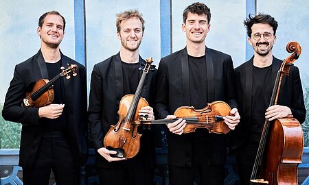 Quatuor Agate Die vier Musiker des Streichquartetts mit ihren Instrumenten.