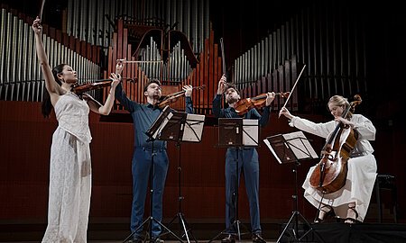 Novo Quartet Die vier Musiker des Novo Quartetts mit ihren Instrumenten vor einer großen Orge.