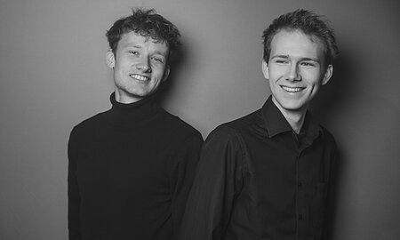 Die beiden Musiker Lionel und Damian Martin zusammenstehend