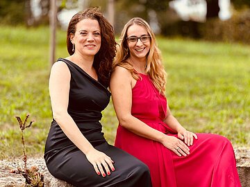 Die beiden Musiker Martina Silvester und Feodora Johanna Mandel in Abendkleidern