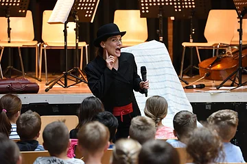 Die Musikerin Martina Silvester bei einem Kinderkonzert