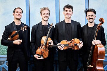 Die vier Musiker des Streichquartetts mit ihren Instrumenten.