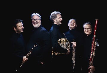 Die fünf Musiker des Ensemble 4.1 mit ihren Instrumenten.