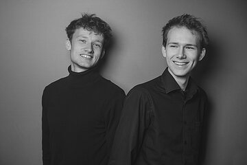 Die beiden Musiker Lionel und Damian Martin zusammenstehend