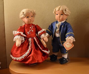 Mozartpärchen Amadeus und Nannerl im Käthe-Kruse-Puppen-Museum in Donauwörth